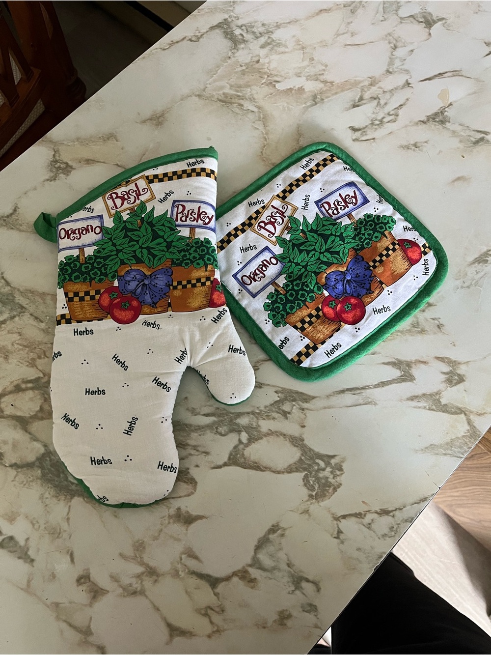 Green Herb Garden Oven Mitt and Pot Holder Set